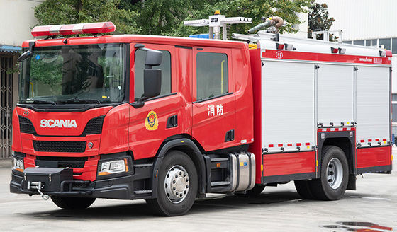 SCANIA 4000 litros molha o carro de bombeiros de tanque com equipe de salvamento