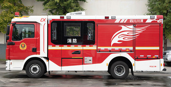 Caminhão da luta contra o incêndio do HOMEM e proposta pequenos da espuma com 8 sapadores-bombeiros